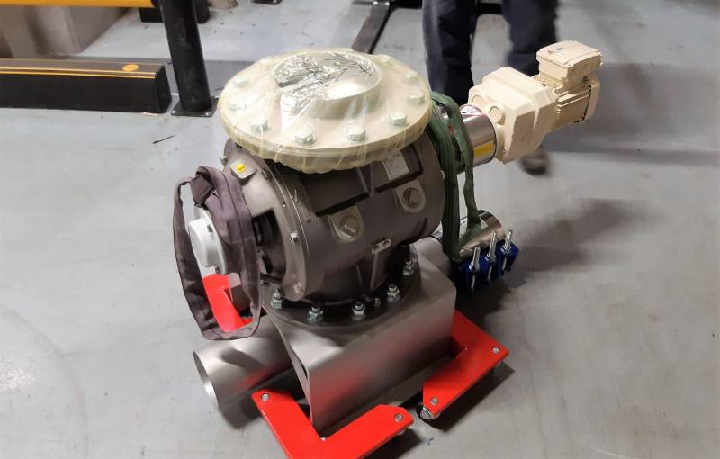 Travaux de montage de vannes écluses sur des silos dans l'industrie agroalimentaire.