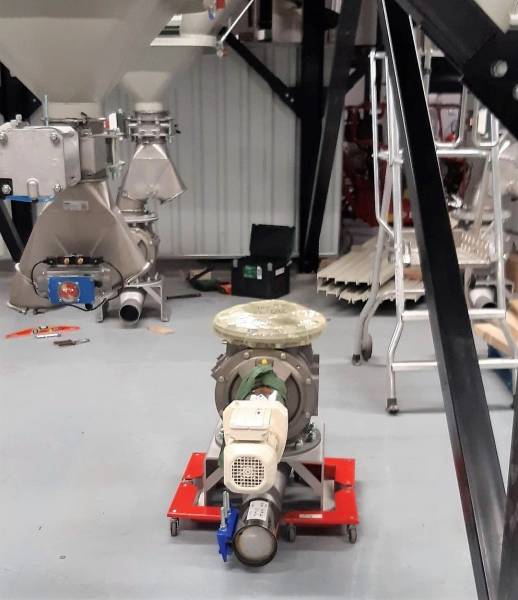 Travaux de montage d'écluses sur des silos