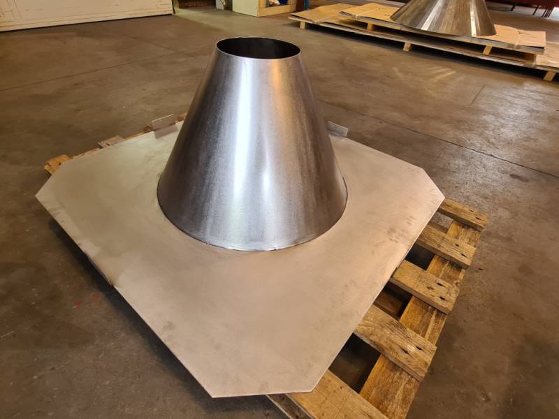 Cône de remplissage de big bag et de cadre inox en carré pour rigidifier l'ensemble. 